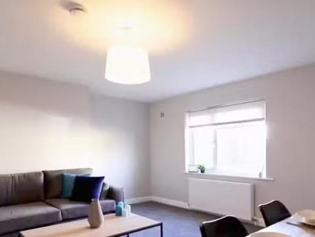 Cheap 1 BA 4 bedroom terraced house for rent in Ringwood Cresc.