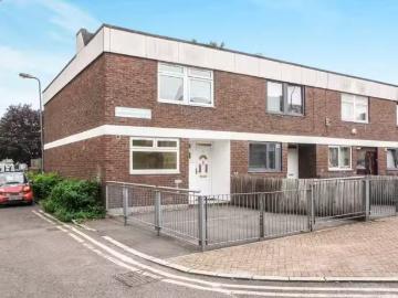 Cozy 1 BA 4 bedroom house for rent in Monteagle Way, Clapton, E5
