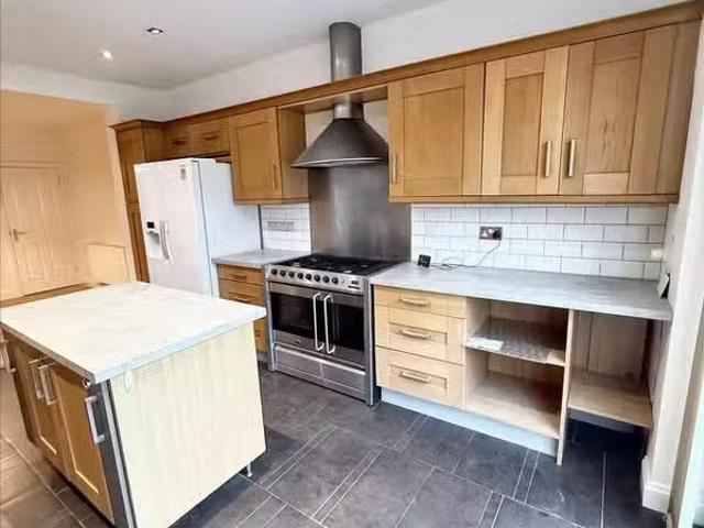 For Rent! 1 BA 4 bedroom semi detached house for rent in Main.