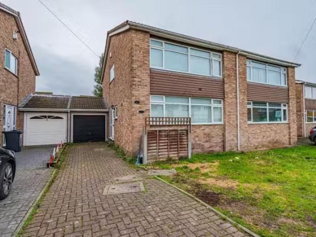 Cheap 1 BA 4 bedroom semi detached house for rent in Charlton.