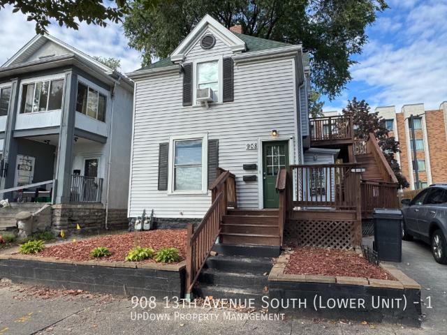 Charming 1 Bed Duplex with Gleaming Hardwood Floors in Minneapolis – Cozy Living Awaits!