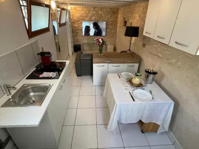 Charming 1 bedroom & 1 living room house on courtyard in Butte aux Cailles, 5 min from metro Paris Amsterdam Apartments for Rent