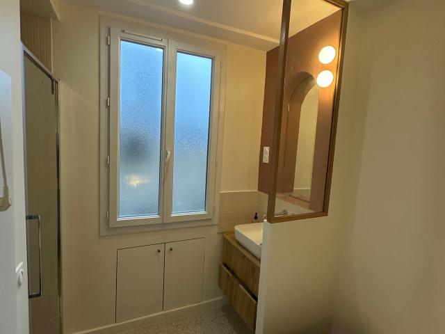 Charming 1 bedroom & 1 living room refurbished Elevator, near metro Porte de Champerret, Paris Amsterdam Apartments for Rent