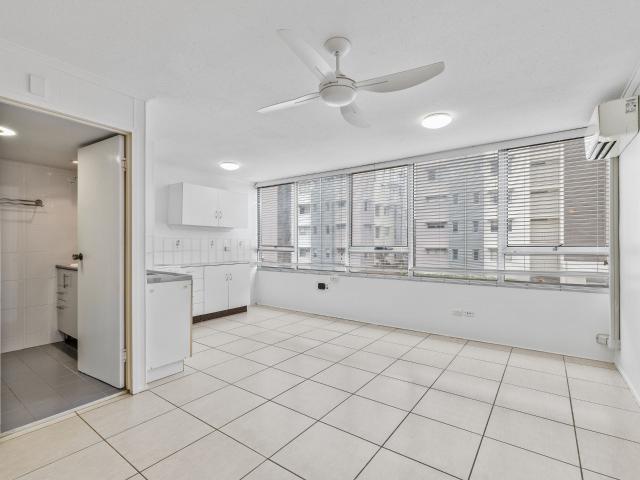 Charming 1 Bedroom Coastal Unit in the Heart of Alexandra Headland
