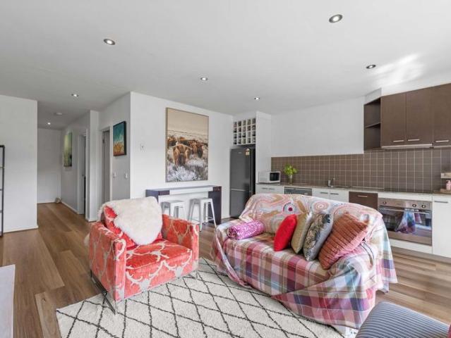 Charming 1 Bedroom Apartment with Modern Upgrades