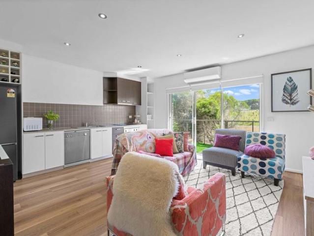 Charming 1 Bedroom Apartment with Modern Upgrades