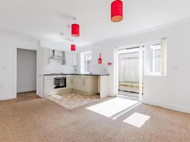 Just in! 1 bedroom flat for rent in Cambridge Road, Eastbourne.