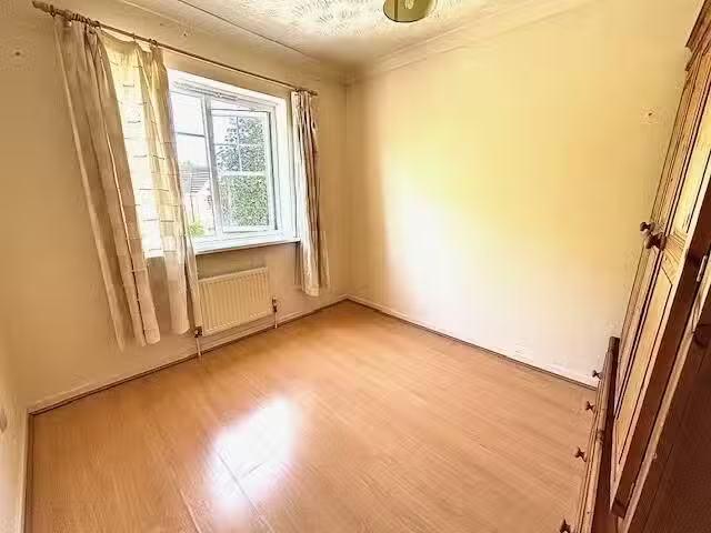 Cheap 1 bedroom house share for rent in Cherry Tree Close, Hal.