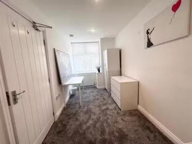 Just in! 1 bedroom house share for rent in Ivan Street, Burnle.