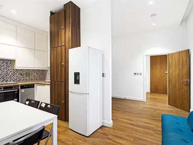 Charming 1 bedroom property to let in Weir Road, London, SW19.
