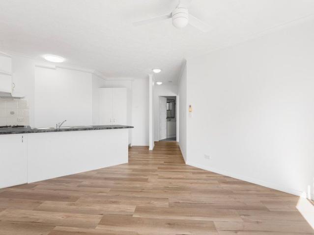 Charming 1 Bedroom Unit Just Moments from the Broadwater!