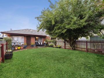 Charming 1 Bedroom Unit Quiet, Private, and Just Steps from Town