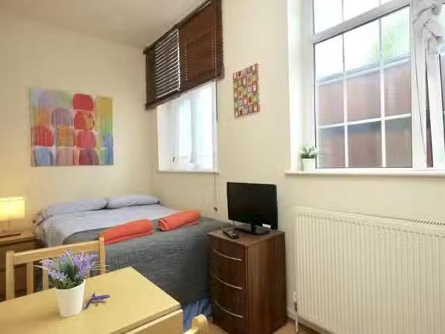 Nice 1 BR Brondesbury Park, London