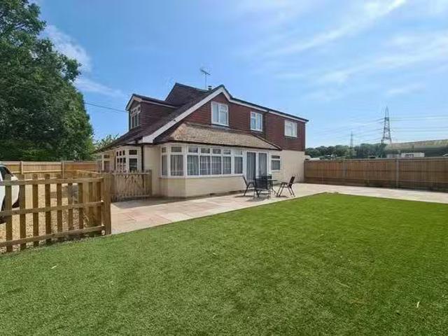 Cheap 1 BR Castle Lane, North Baddesley