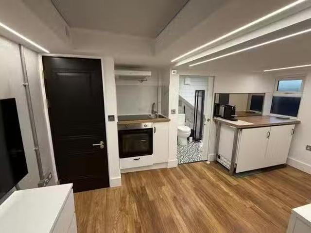 Nice 1 BR Chapter Road, London