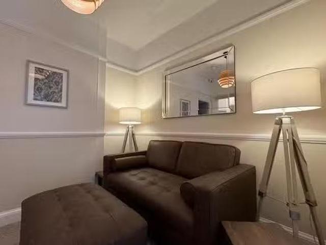 Nice 1 BR High Street East