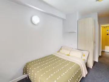 Just in! 1 BR i Q Little Aspley House Bronze En Suite