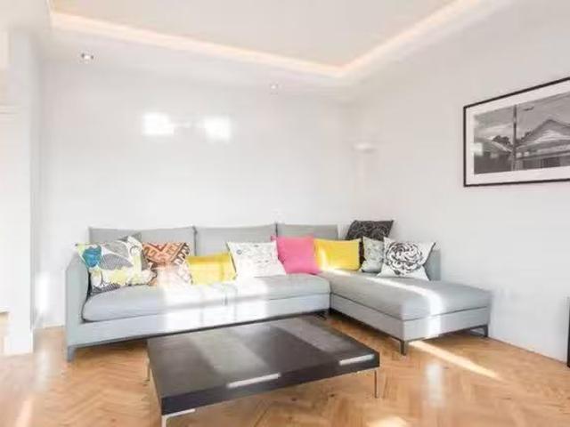Charming 1 BR Queensway