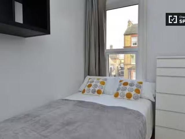 Cozy 1 BR Room for rent in 5 Bedroom Apartment in Battersea