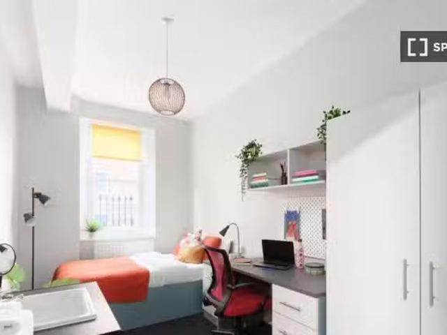Rental! 1 BR Room in shared flat for rent in Saint James'.