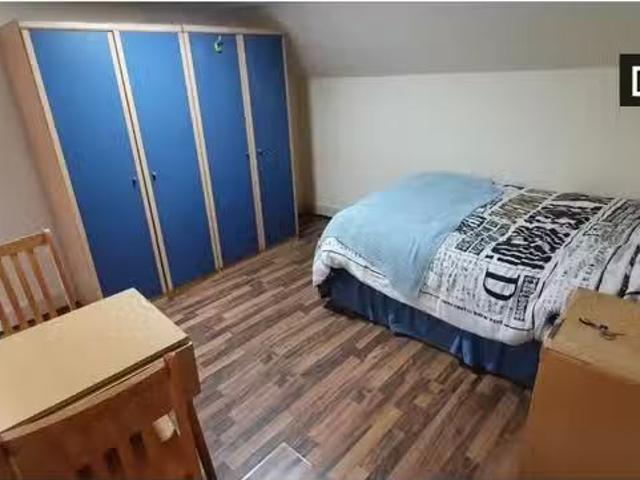 Cheap 1 BR Room in shared 9 bedroom in Mapesbury, London