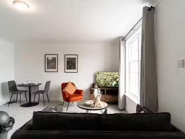 Unique 1 BR Slipway