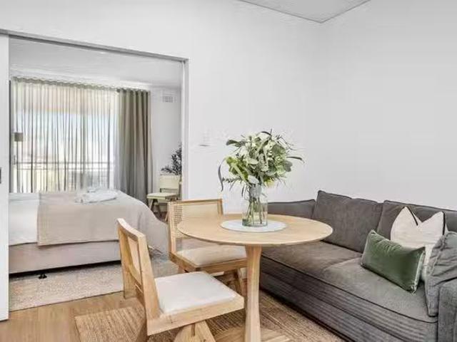 Cheap 1 BR Victoria Avenue