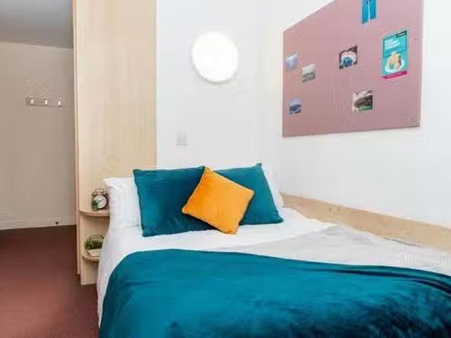 New 1 BR Wardley House Double En suite