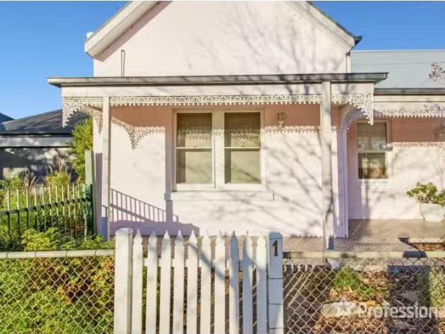Charming 1 BR 1/39 Fox Street, Wagga Wagga Apartment for rent.