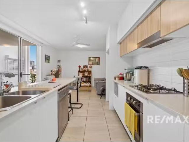 Nice 1 BR 206/283 Logan Road, Stones Corner Apartment for rent.