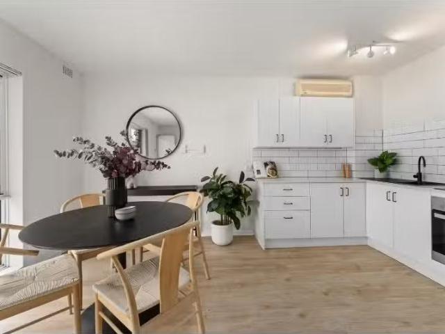 Cozy 1 BR 2/29 Hurlingham Road, South Perth Apartment for rent.