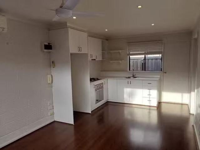 Just in! 1 BR 2/30 Albert Street, Geelong West, VIC 3218 Uni.