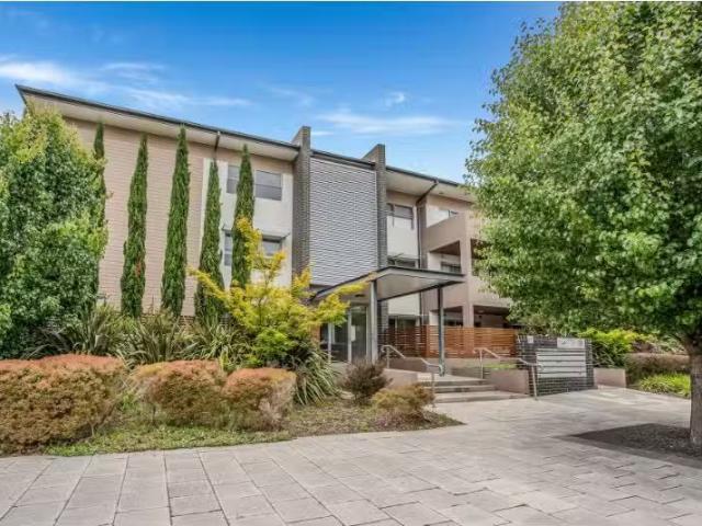 Deal! 1 BR 32/121 Easty Street, Phillip Apartment for rent Li.