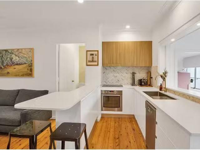 Just in! 1 BR 3/393 Malabar Road, Maroubra Apartment for rent.