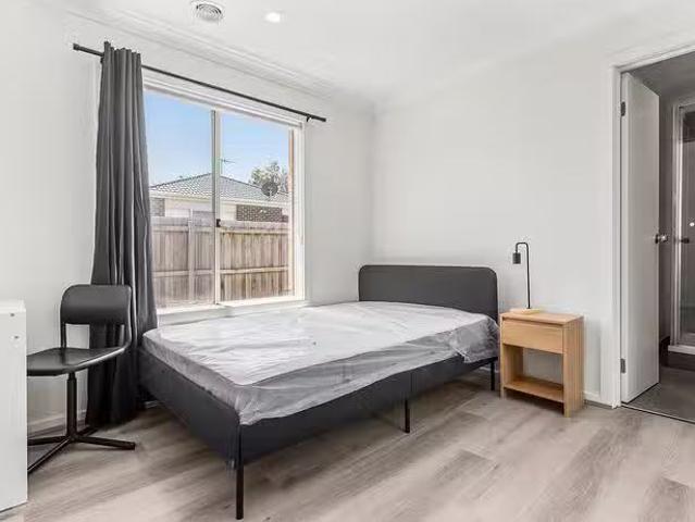 Deal! 1 BR 57 Macquarie Drive, Wyndham Vale, VIC 3024