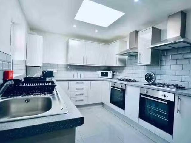 Rental! 1 Room 142 Upper Warwick Street, L8 6 Beds 3 Baths