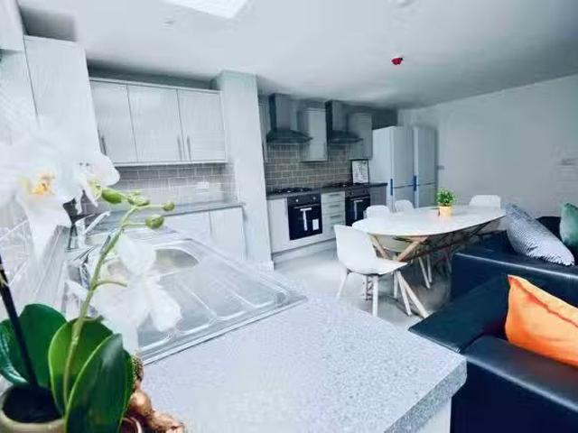 For Rent! 1 Room 75 Ling Street, L7 6 Beds 3 Baths