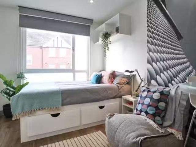 Rental! 1 Room Edge Apartments Classic 2 Bed Apartment
