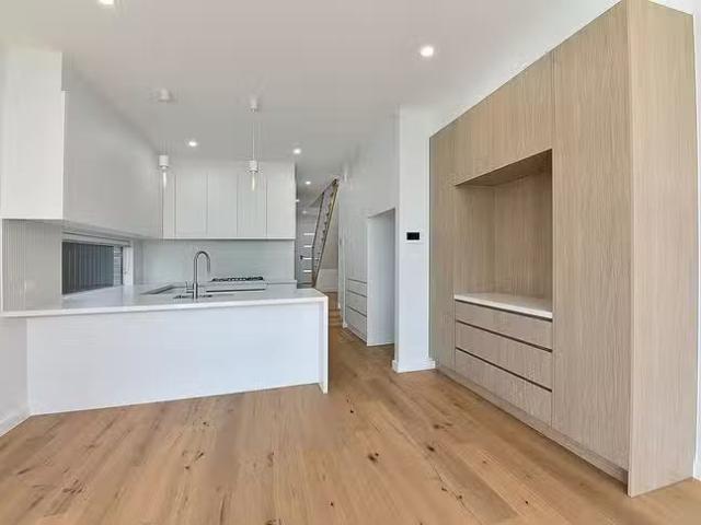 Rental! 1 2/8 Barrow Street, Coburg, VIC 3058