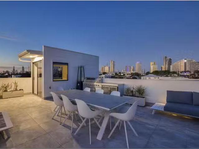 Cozy 1A Winterhaven Key, Broadbeach Waters, QLD 4218