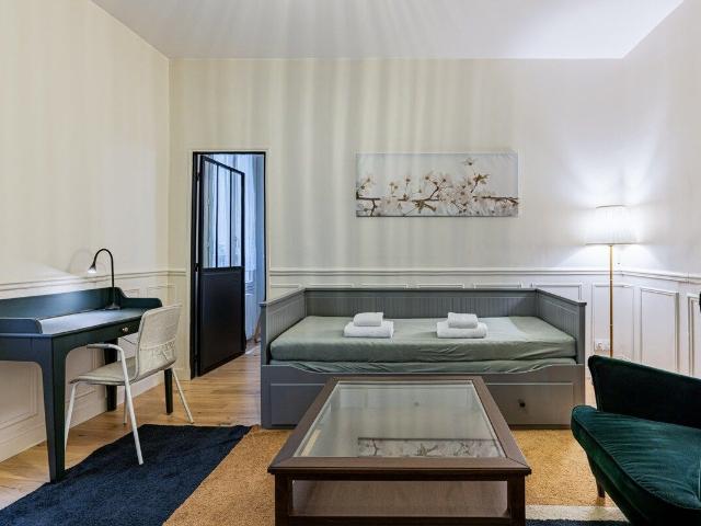 Charming 1BR Courtyard Apartment near Place de Clichy, Paris Amsterdam Apartments for Rent