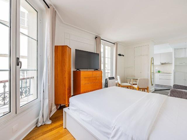 Charming 1BR Cozy Apartment in the Heart of Le Marais[source: 1]