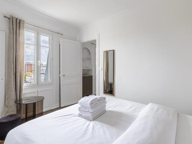 Charming 1BR Apartment with Elevator near Voltaire Metro
