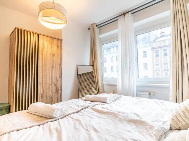 Charming 1BR Retreat Moments from Reumannplatz U1