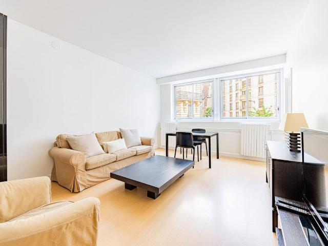 Charming 1BR Renovated Apartment with AC in 16th Arr Paris Amsterdam Apartments for Rent