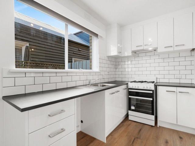 Charming 1st Floor Apartment in Prime Port Melbourne Location