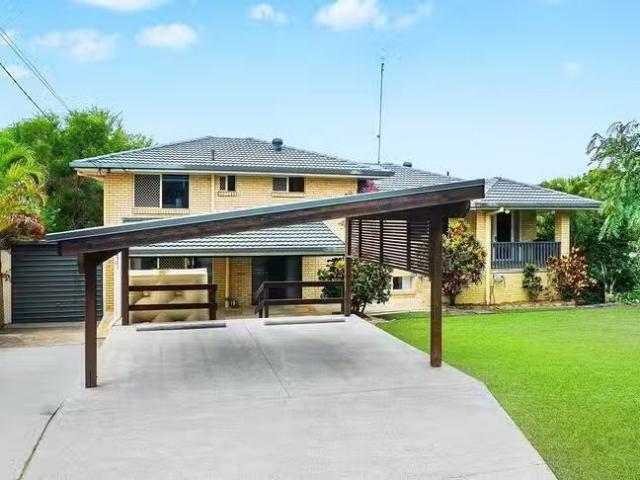 Charming 23 Tambourah Drive, Benowa, QLD 4217