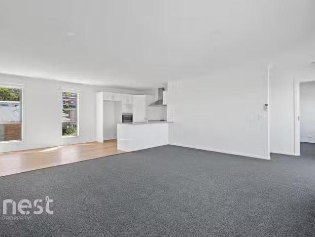 Deal! 2/3 Wells Parade, Blackmans Bay, TAS 7052
