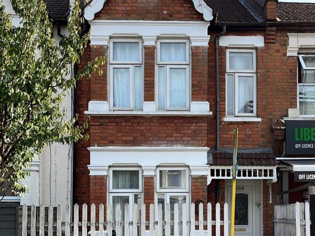 Charming 2/3 bedroom house & garden opposite tube station – Central London 25 mins