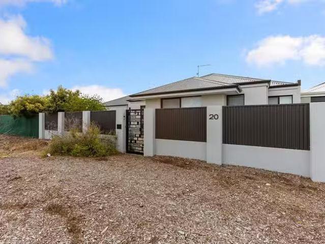 Charming 20 Fiore Court, Lake Coogee, WA 6166